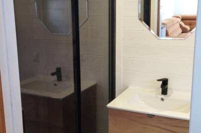 Kúpeľňa so sprchovacím kútom, Anciasglamp, Leštiny