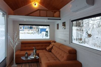 Gauč v obývačke, Anciasglamp, Leštiny