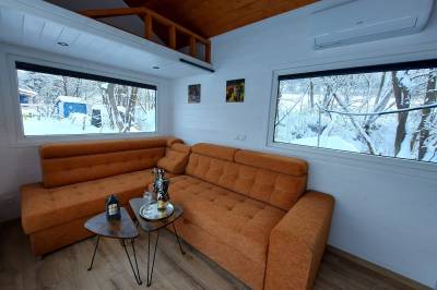 Gauč v obývačke, Anciasglamp, Leštiny