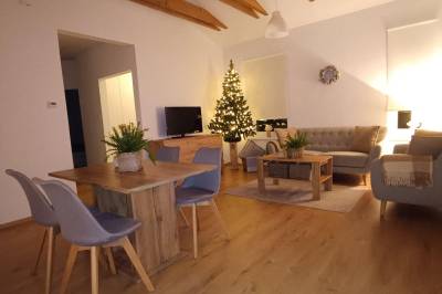 Obývačka s gaučom a TV, Domček pod lesíkom, Hôrka