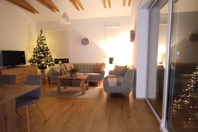 Obývačka s gaučom a TV, Domček pod lesíkom, Hôrka