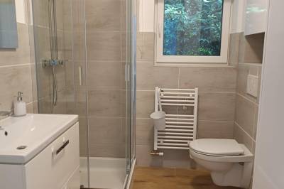 Kúpeľňa so sprchovacím kútom a WC, Domček pod lesíkom, Hôrka