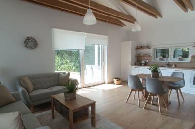 Obývačka s gaučom prepojená s kuchyňou, Domček pod lesíkom, Hôrka