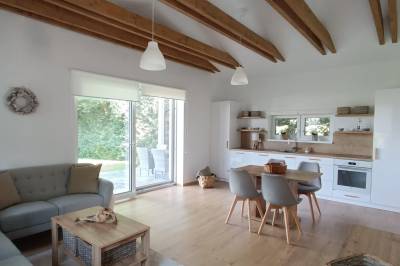 Obývačka s gaučom prepojená s kuchyňou, Domček pod lesíkom, Hôrka