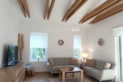 Obývačka s gaučom a TV, Domček pod lesíkom, Hôrka