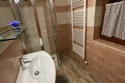 Kúpeľňa so sprchovacím kútom a WC, Chata Ovečka, Terchová