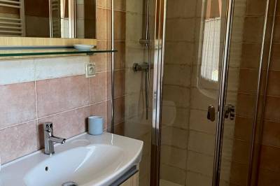 Kúpeľňa so sprchovacím kútom, Chata Ovečka, Terchová