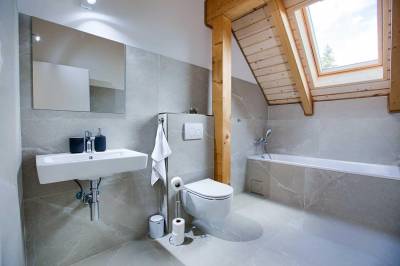 Kúpeľňa s vaňou a WC, Pekné časy na Hlobišove, Hronec