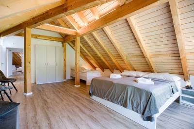 Spálňa, Pekné časy na Hlobišove, Hronec