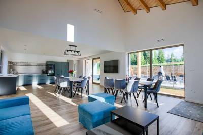 Kuchyňa prepojená s obývačkou, Pekné časy na Hlobišove, Hronec