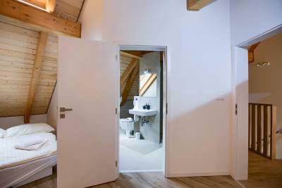 Spálňa s kúpeľňou, Pekné časy na Hlobišove, Hronec