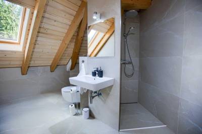 Kúpeľňa so sprchovacím kútom a WC, Pekné časy na Hlobišove, Hronec