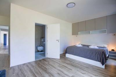 Spálňa, Pekné časy na Hlobišove, Hronec