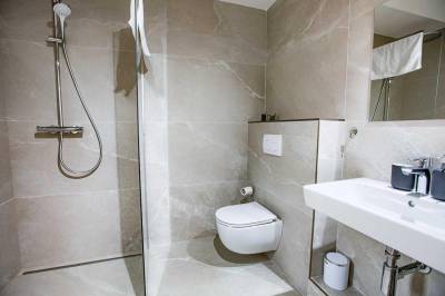 Kúpeľňa so sprchovacím kútom a WC, Pekné časy na Hlobišove, Hronec