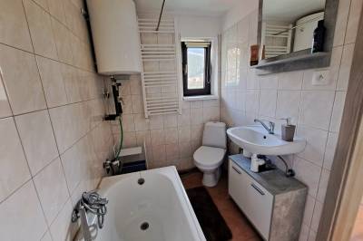 Kúpeľňa s vaňou a WC, Chata pri Kaštieli, Necpaly