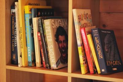 Knižnica, Chata pri Kaštieli Longevity Nature Retreat, Necpaly