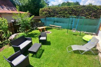 Záhrada s vonkajším sedením, Chata pri Kaštieli, Necpaly