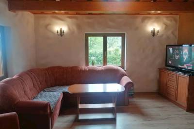 Obývačka s gaučom a TV, Chata u Miňa Sihelné, Sihelné