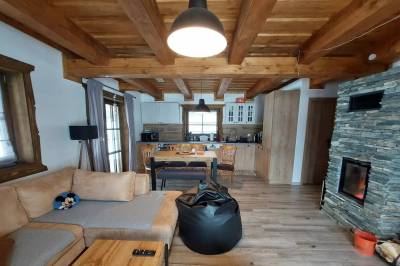 Obývačka prepojená s kuchyňou, Chata Rabčice, Rabčice