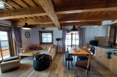 Obývačka prepojená s kuchyňou, Chata Rabčice, Rabčice