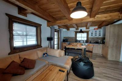 Obývačka prepojená s kuchyňou, Chata Rabčice, Rabčice