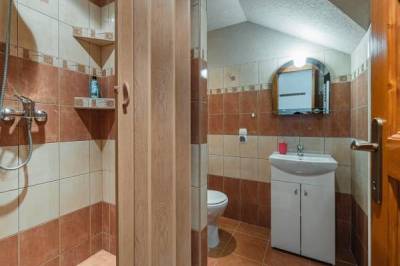 Kúpeľňa so sprchovacím kútom a WC, Privát u Dany, Ždiar