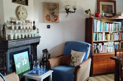 Obývačka s krbom, Chalúpka • The Cottage, Jedľové Kostoľany