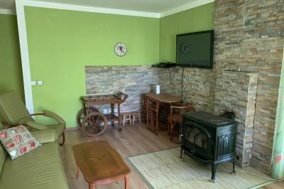 Obývačka s gaučom, kreslami, kachľami a TV, Bungalov Oravská priehrada, Námestovo