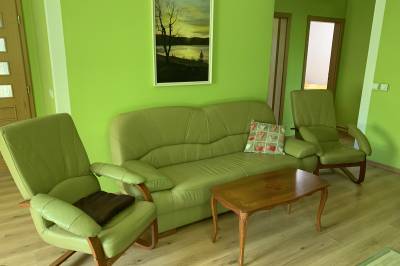 Obývačka s gaučom a kreslami, Bungalov Oravská priehrada, Námestovo