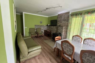 Obývačka s gaučom, kreslami a TV, Bungalov Oravská priehrada, Námestovo