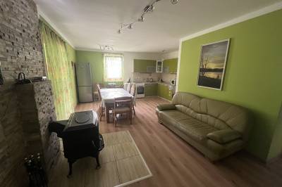 Obývačka s gaučom, kreslami, kachľami a TV, Bungalov Oravská priehrada, Námestovo