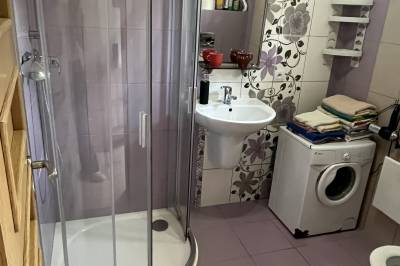 Kúpeľňa so sprchovacím kútom a práčkou, Bungalov Oravská priehrada, Námestovo