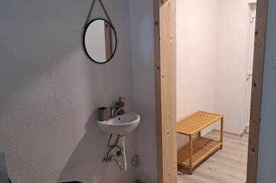 Umývadlo so zrkadlom, OdychOFFka - samostatný apartmán, Prašice