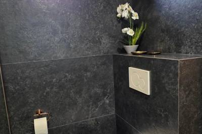 Kúpeľňa so sprchovacím kútom a WC, Apartmanica Hrabovo 32-3B, Ružomberok