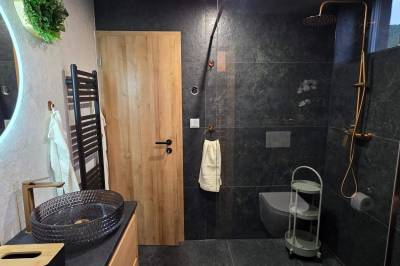 Kúpeľňa so sprchovacím kútom a WC, Apartmanica Hrabovo 32-3B, Ružomberok