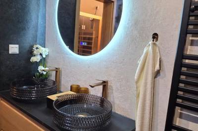 Kúpeľňa so sprchovacím kútom a WC, Apartmanica Hrabovo 32-3B, Ružomberok