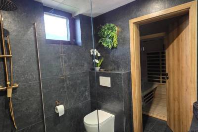 Kúpeľňa so sprchovacím kútom a WC, Apartmanica Hrabovo 32-3B, Ružomberok