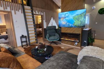 Obývačka so SMART TV a gaučom, Apartmanica Hrabovo 32-3B, Ružomberok