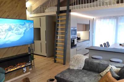 Obývačka so SMART TV a gaučom, Apartmanica Hrabovo 32-3B, Ružomberok