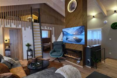 Obývačka so SMART TV a gaučom, Apartmanica Hrabovo 32-3B, Ružomberok