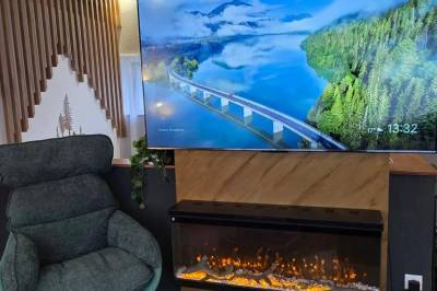 Obývačka so SMART TV a gaučom, Apartmanica Hrabovo 32-3B, Ružomberok