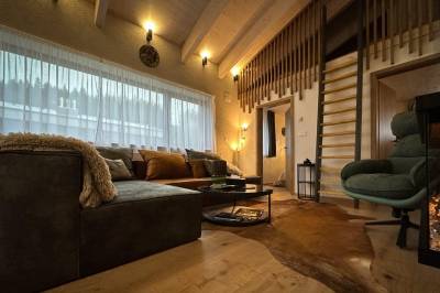 Obývačka so SMART TV a gaučom, Apartmanica Hrabovo 32-3B, Ružomberok