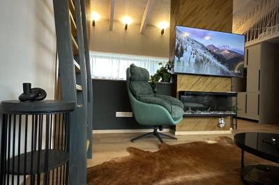 Obývačka so SMART TV a gaučom, Apartmanica Hrabovo 32-3B, Ružomberok