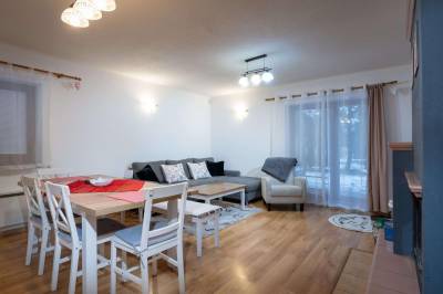 Obývačka so SMART TV, krbom a sedením, Apartmanica Tále 8A, Bystrá