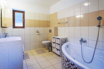 Kúpeľňa s vaňou a WC, Apartmanica Tále 8A, Bystrá