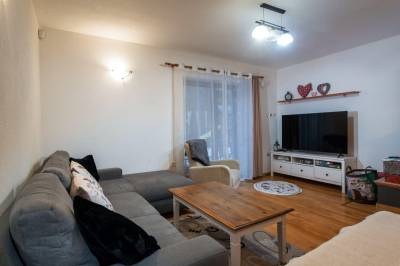 Obývačka so SMART TV, krbom a sedením, Apartmanica Tále 8A, Bystrá