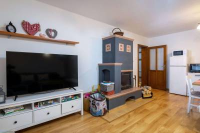 Obývačka so SMART TV, krbom a sedením, Apartmanica Tále 8A, Bystrá