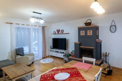 Obývačka so SMART TV, krbom a sedením, Apartmanica Tále 8A, Bystrá