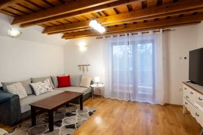 Obývačka so SMART TV, krbom a sedením, Apartmanica Tále 8B, Bystrá
