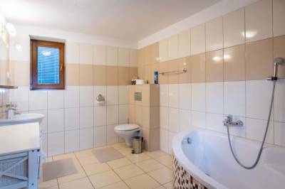 Kúpeľňa s vaňou a WC, Apartmanica Tále 8B, Bystrá